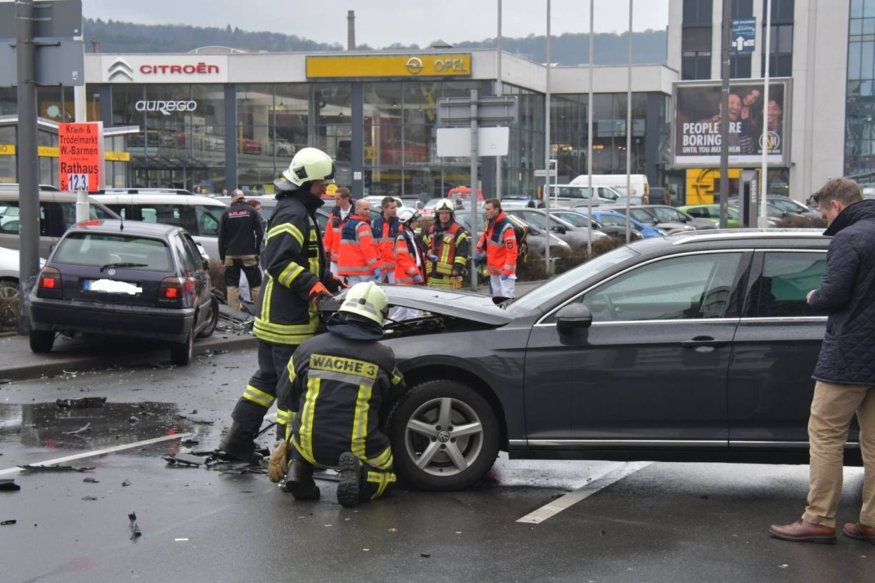  Das Bild von Rundschau-Fotograf Stefan Rossbach zeigt zwei Autos, die in den Unfall involviert waren. 