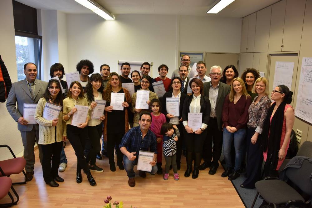  Dafür, dass sie die kulturellen, politischen und gesellschaftlichen Rahmenbedingungen ihrer neuen Heimat „gepaukt“ haben, wurden die BASiS-Teilnehmer von Frank Gottsmann (6.v.r. ), Michaela Rosenbaum (5.v. r.), Majd Al Mikati (3.v.r.) und weiteren AWO-Mitarbeitern mit Zertifikaten ausgezeichnet. 