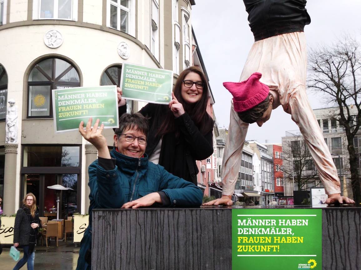  Aktion an der Skulptur. 