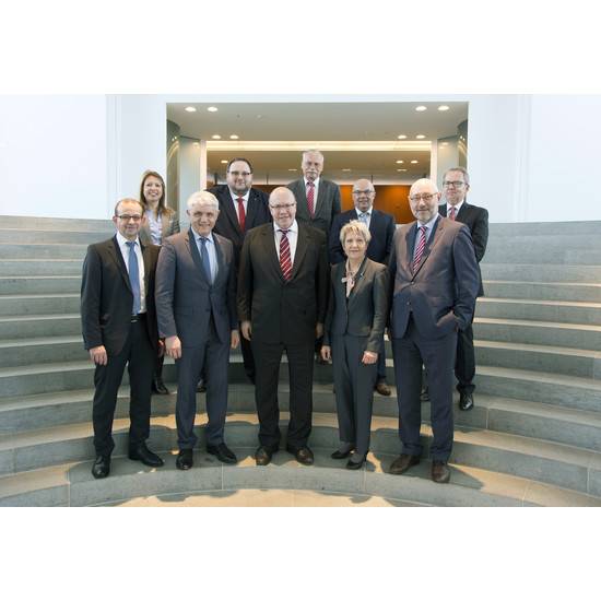  Treffen im Kanzleramt. Vordere Reihe v.li.: Dieter Feid, Beigeordneter und Kämmerer von Ludwigshafen, Dr. Bernhard Matheis, Oberbürgermeister von Pirmasens, Kanzleramtsminister Peter Altmaier, Dagmar Mühlenfeld, Oberbürgermeisterin a. D. von Mülheim an der Ruhr, Dr. Johannes Slawig, Stadtdirektor und Kämmerer von Wuppertal. Hintere Reihe v.li. Nicole Borninghoff, Geschäftsführerin des Aktionsbündnisses, Sven Wiertz, Kämmerer von Remscheid, Prof. Ernst-Andres Ziegler, Berater des Aktionsbündnisses, Michael Schieler, Kämmerer von Pirmasens und Prof. Martin Junkernheinrich, Berater des Aktionsbündnisses. 