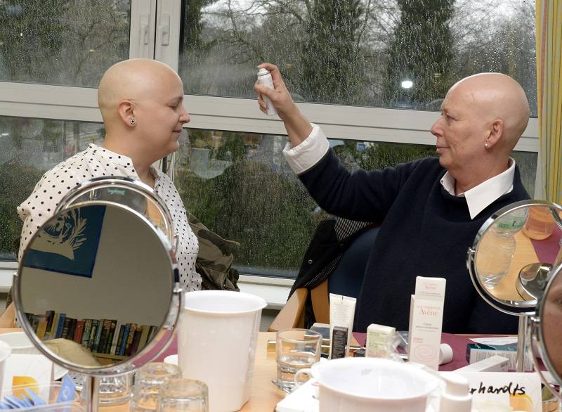  Anna-Lena Reiber (l.) und Susanne Gerhardts testen das Thermalspray, das Kopf und Gesicht erfrischen soll. 