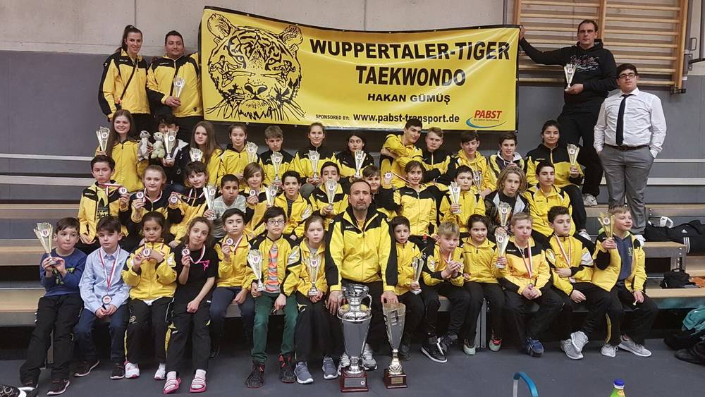  Die Taekwondo-Kämpfer der Wuppertaler Tiger haben bei den offenen Stadtmeisterschaften abgeräumt. Die Mannschaft von Trainer Hakan mit deutlichem Vorsprung den Vereinspokal und den Wanderpokal, der nun endgültig in der Sportschule im Rauen Werth 18 steht. 