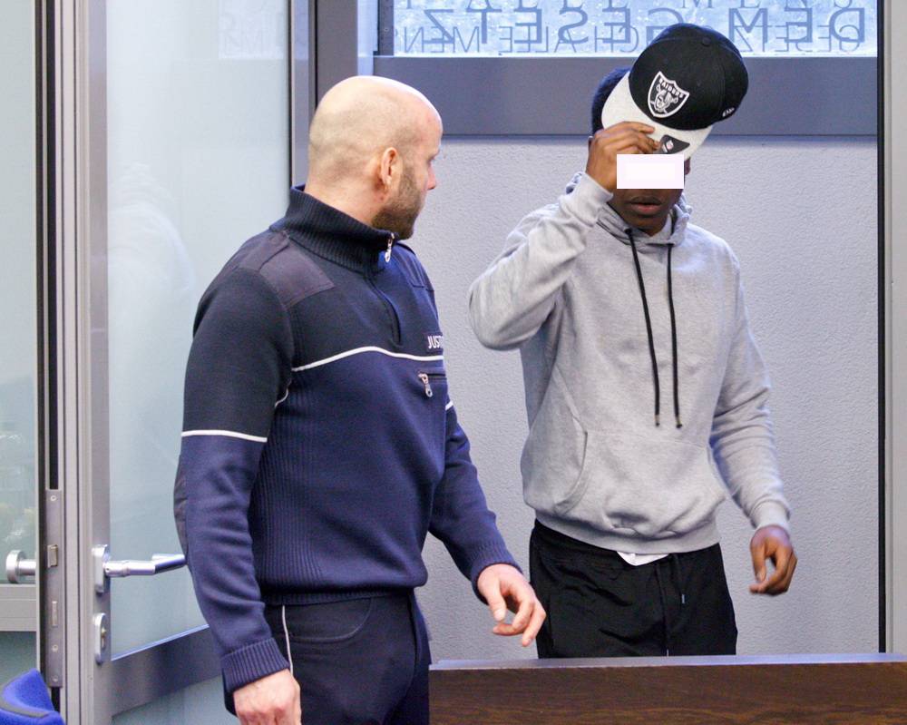 Angeklagter gesteht Straßenraub mit Käsebeil