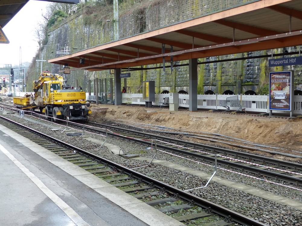  Gebaut wird schon - an den Bahnsteigen des Wuppertaler Hauptbahnhofes... 