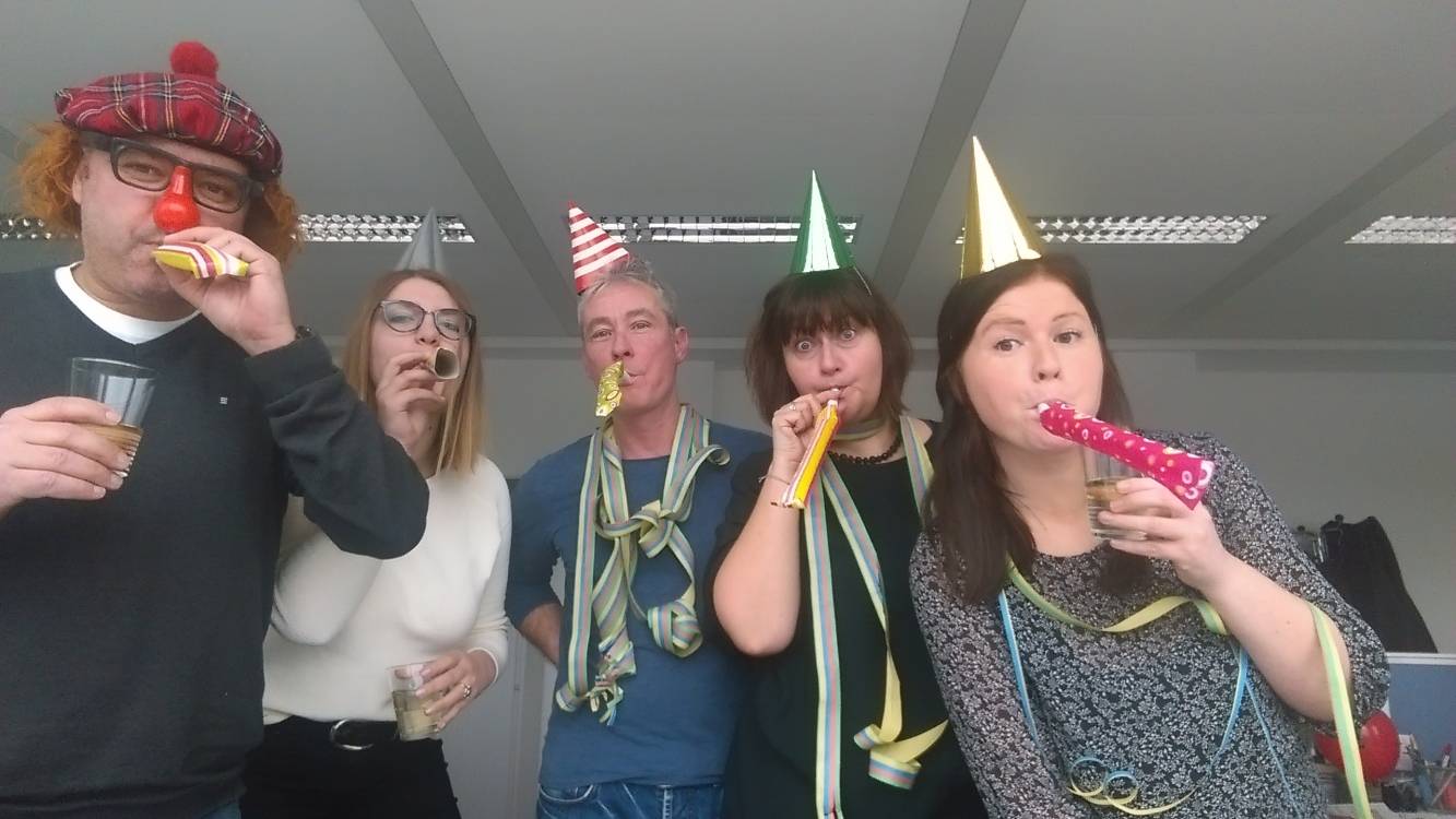  Roderich Trapp, Louisa Rohde, Stefan Seitz, Nicole Bolz und Nina Bossy wissen: Wer arbeiten muss, kann trotzdem feiern.  