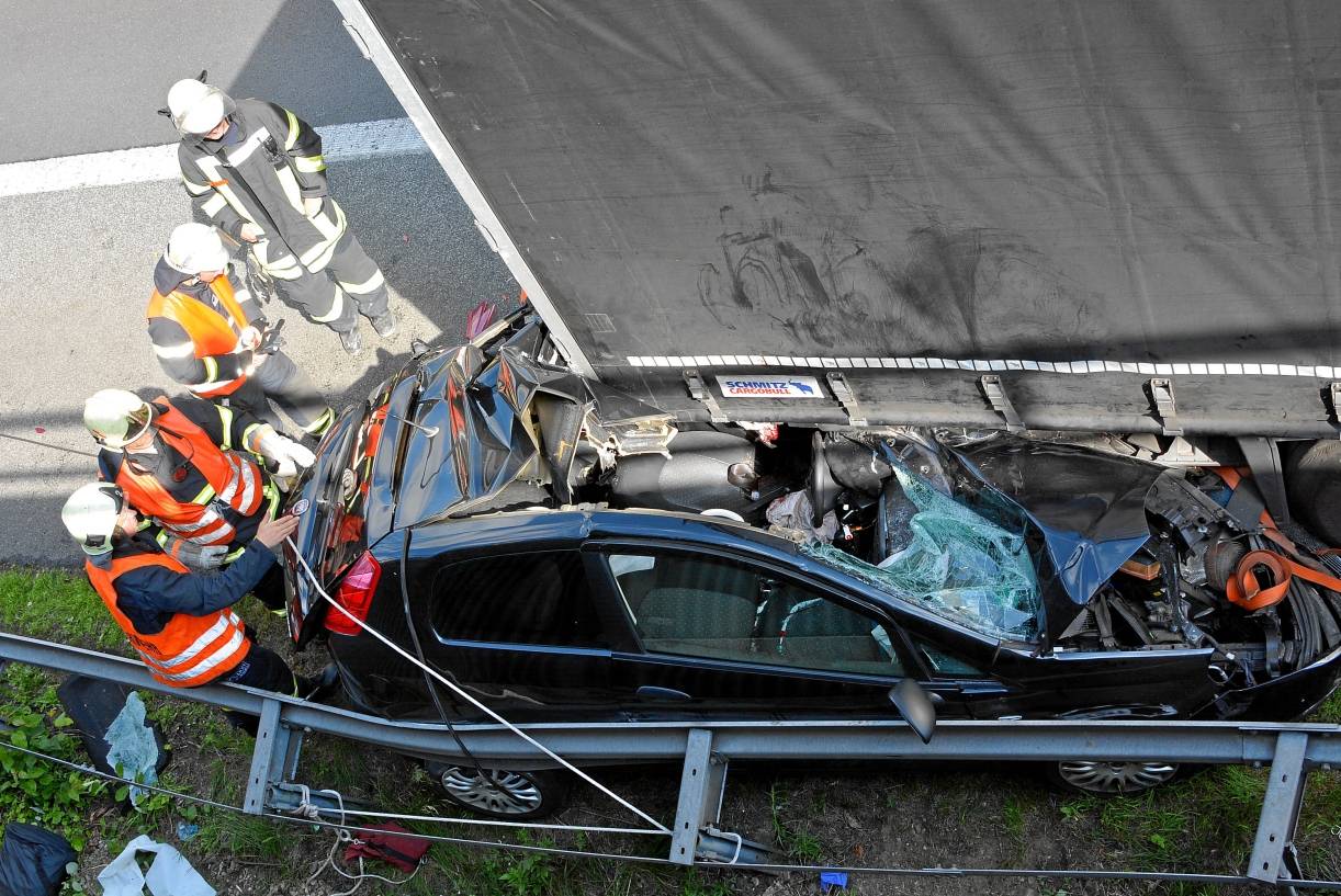  Der Pkw wurde komplett zerstört. 