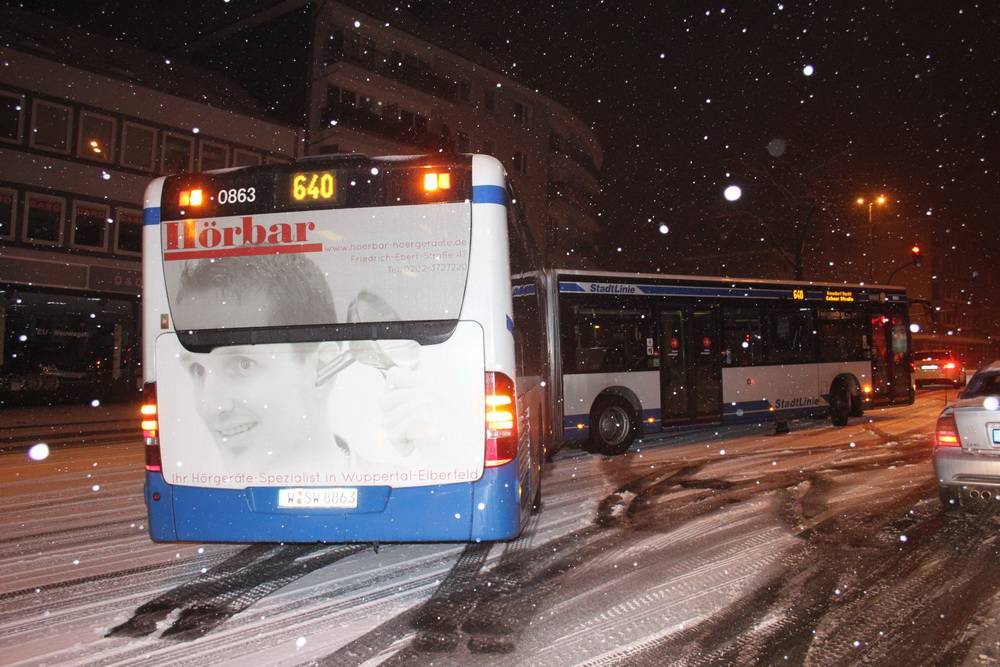  Dieser Bus kam an der Heckinghauser Straße nicht mehr voran. Sein eigentliches Ziel war Ronsdorf. Der Abbiegeversuch auf die Untere Lichtenplatzer Straße scheiterte. 