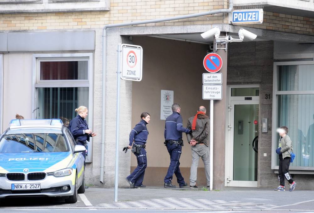 Die Beamten brachten den Mann zur Wache am Hofkamp. 