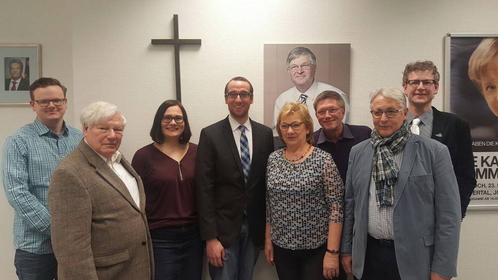  Der neue Vorstand der CDU Barmen (v.l.): Sebastian Flüg, Wilfried Klein, Beate Benten, Vorsitzender Christian Schmidt, Renate Reinartz, Joachim Wetzel, Erhard Buntrock und Oswald Lukaszko. 