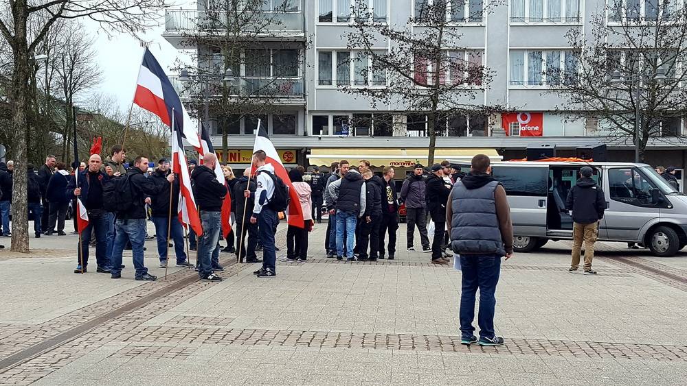  Wie oft ist die Zahl der "Rechten" überschaubar. 