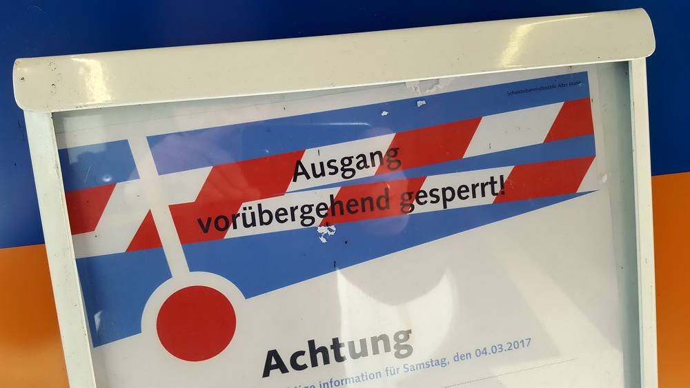  Schilder weisen die Kunden auf die Lage hin. 