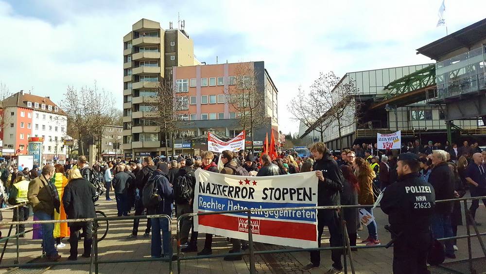  Auf dem Berliner Platz sammeln sich die Gegendemonstranten. 