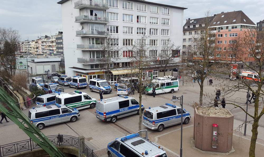  Eine Stunde vor Beginn der Demo zog die Polizei ein großes Aufgebot auf dem Berliner Platz zusammen. 