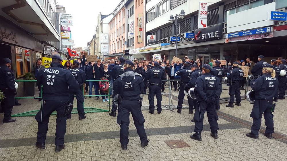  Viele Wuppertaler zeigen Präsenz und stellen sich den "Rechten" entgegen. 