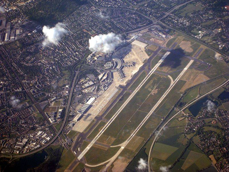  Der Düsseldorfer Flughafen aus der Vogelperspektive. 