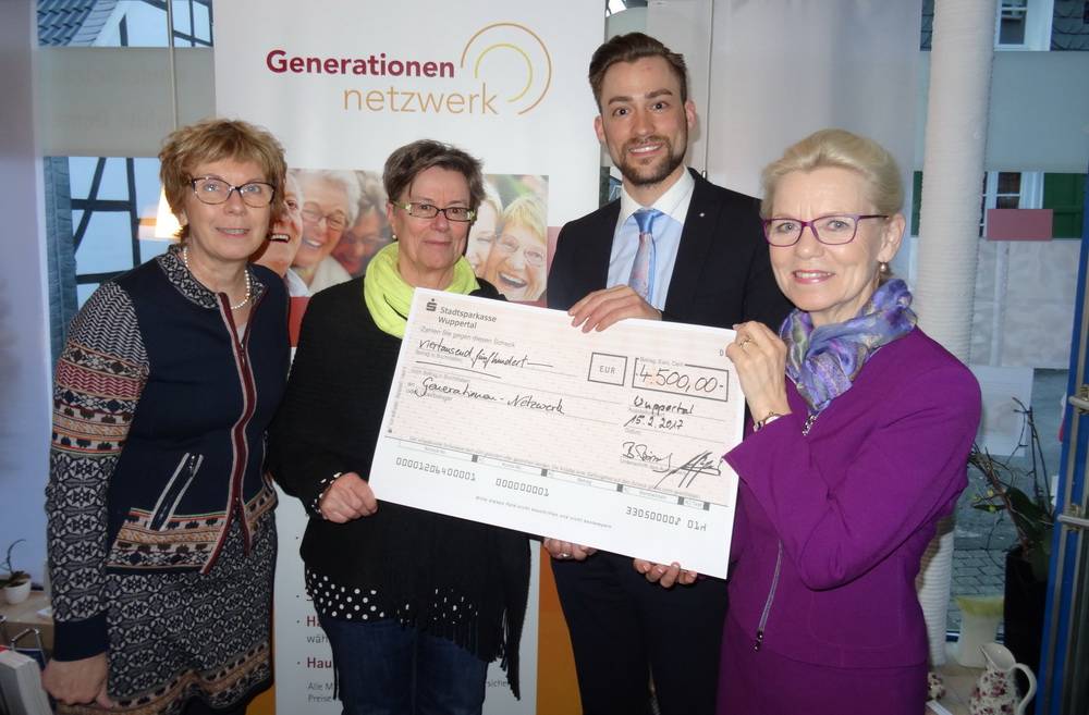  Von li.: Birgit Bimberg (Inner Wheel Club Wuppertal), Tim Rupietta (Rotarct Club Wuppertal) und Iris Vaupel (Inner Wheel Club Wuppertal). 