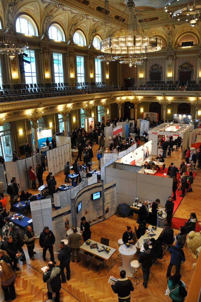  Im letzten Jahr kamen rund 2.500 Besucher in die Stadthalle, um sich bei den damals vertretenen Zeitarbeitsfirmen zu informieren. Die Zeitarbeitsbörse, die auch in diesem Jahr über die Standgebühren der Aussteller finanziert wird, findet wieder im Großen Saal der Historischen Stadthalle statt. Der Eintritt ist kostenlos. 
