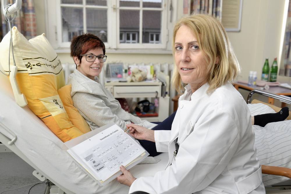  Bei der Patientin Gabriele Körber-Seget (li.) wurde eine sogenannte Poliposis, die vererbte Veranlagung zu frühem Darmkrebs, festgestellt. Bei individuell abgestimmter Behandlung hat sie heute eine gute Prognose und hohe Lebensqualität. Frau Prof. Dr. med. Gabriela Möslein leitet das Zentrum für hereditäre Tumorerkrankungen am HELIOS Universitätsklinikum Wuppertal. Sie ist Koordinatorin des Europäischen Patientenregisters für das sog. Lynch-Syndrom, Vorsitzende der EHTG European Hereditary Tumorgroup und Vorsitzende der chirurgischen Arbeitsgruppe der DGAV Deutsche Gesellschaft für Allgemeine und Viszeralchirurgie. 