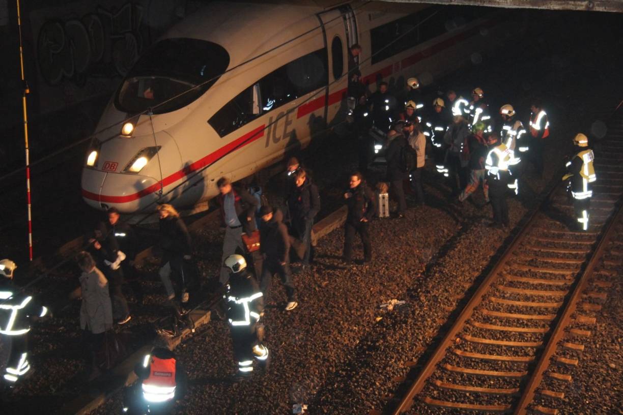 Hilfsaktion in stehen gebliebenem Zug