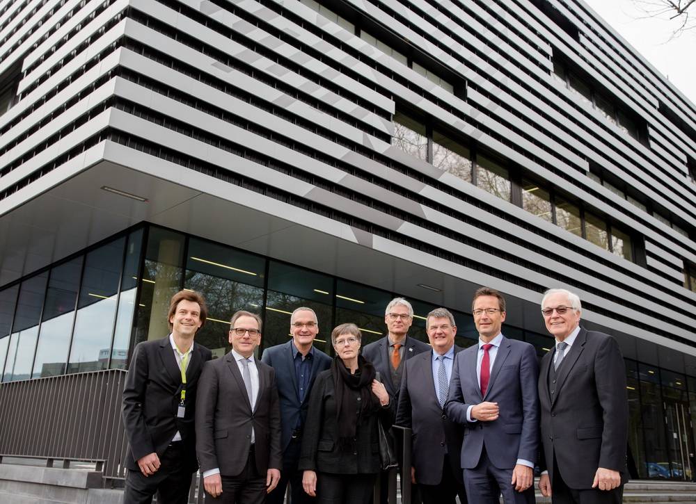  Bei der Einweihung des neuen Gebäudes HC auf dem Campus Haspel (v.l.): Kilian Kada (KadaWittfeld Architekten), Wuppertals Oberbürgermeister Andreas Mucke, NRW-Landtagsabgeordneter Dietmar Bell, Therese Yserentant (BLB), Dr. Roland Kischkel (Kanzler der Bergischen Uni), Prof. Dr.-Ing. Felix Huber (Dekan der Fakultät für Architektur und Bauingenieurwesen), Uni-Rektor Prof. Dr. Lambert T. Koch und Dr. h.c. Josef Beutelmann (Vorsitzender des Hochschulrats). 