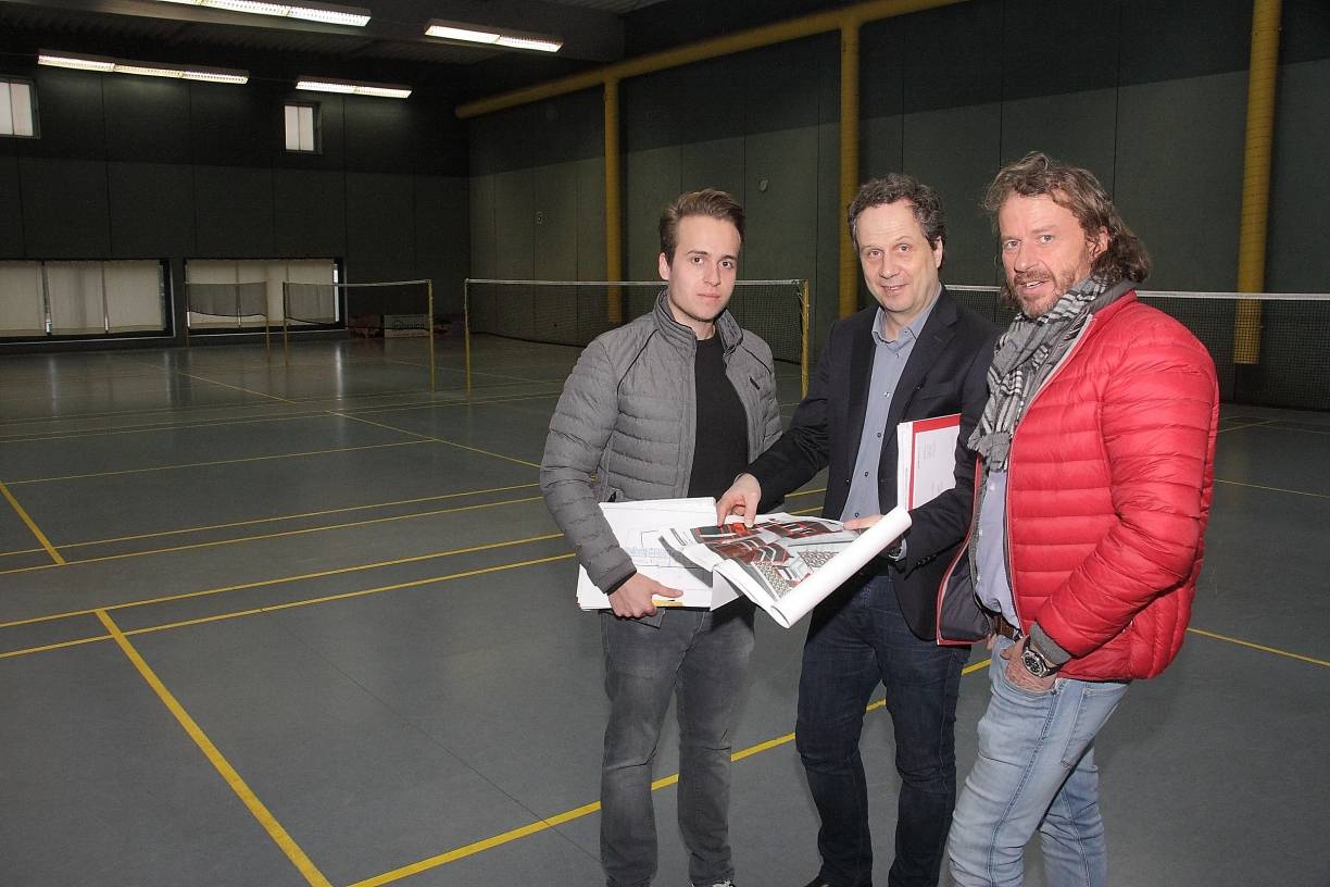  Jannik Drescher, Architekt Alexander Rocho und Thomas Drescher (von links nach rechts) in der heutigen Badminton-Halle. Was daraus werden soll, zeigt das kleine Bild aus einem der „JUMP House“-Sprungparks 
