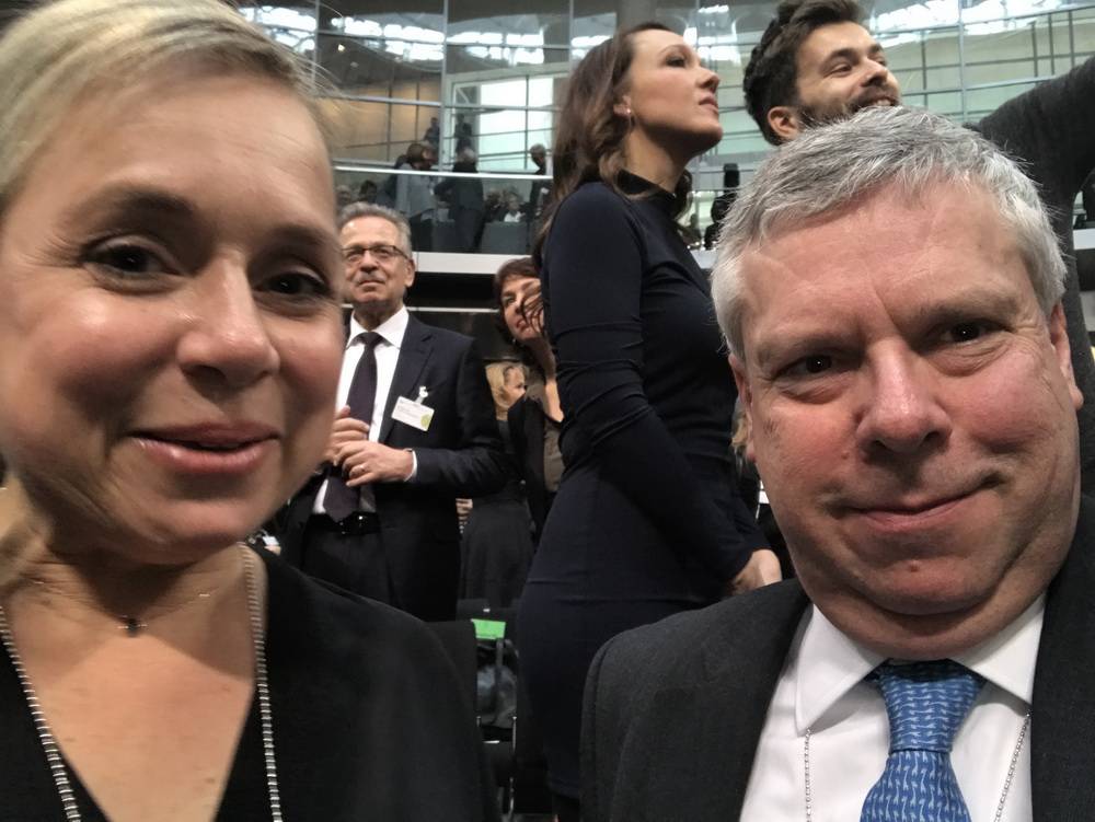  Selfie mit der in Remscheid geborenen Schauspielerin ChrisTine Urspruch, benannt von den Grünen in Baden-Württemberg. 