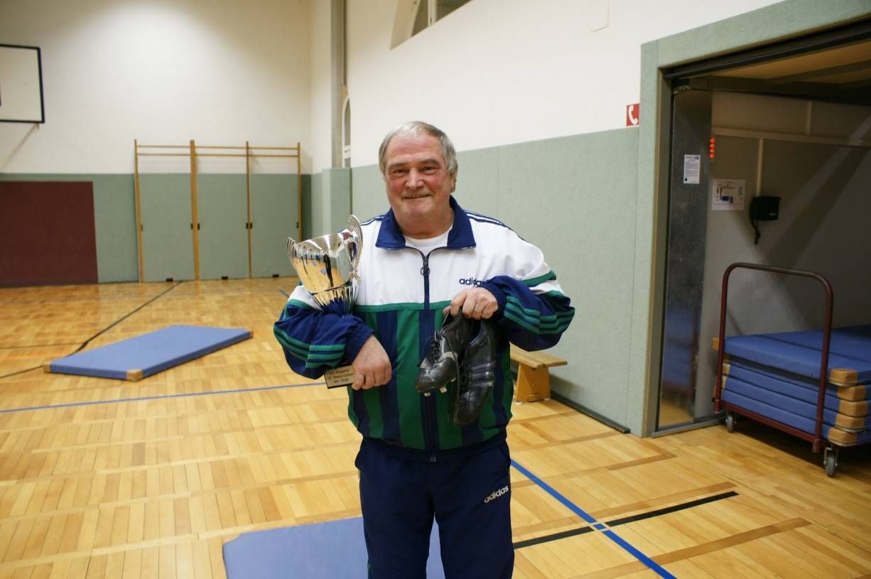  Gerd Bönschen mit seinen alten Fußballschuhen. Sie sind eine schöne Erinnerung an sportlich große Zeiten. 