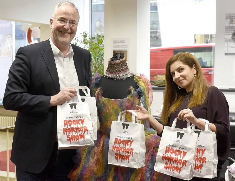  Bühnen-Geschäftsführer Enno Schaarwächter versorgt das Publikum mit 4.000 Fan-Tüten, die „proviel“ mit allen Accessoires vom Klopapier bis zur Wasserpistole bestückt hat. 