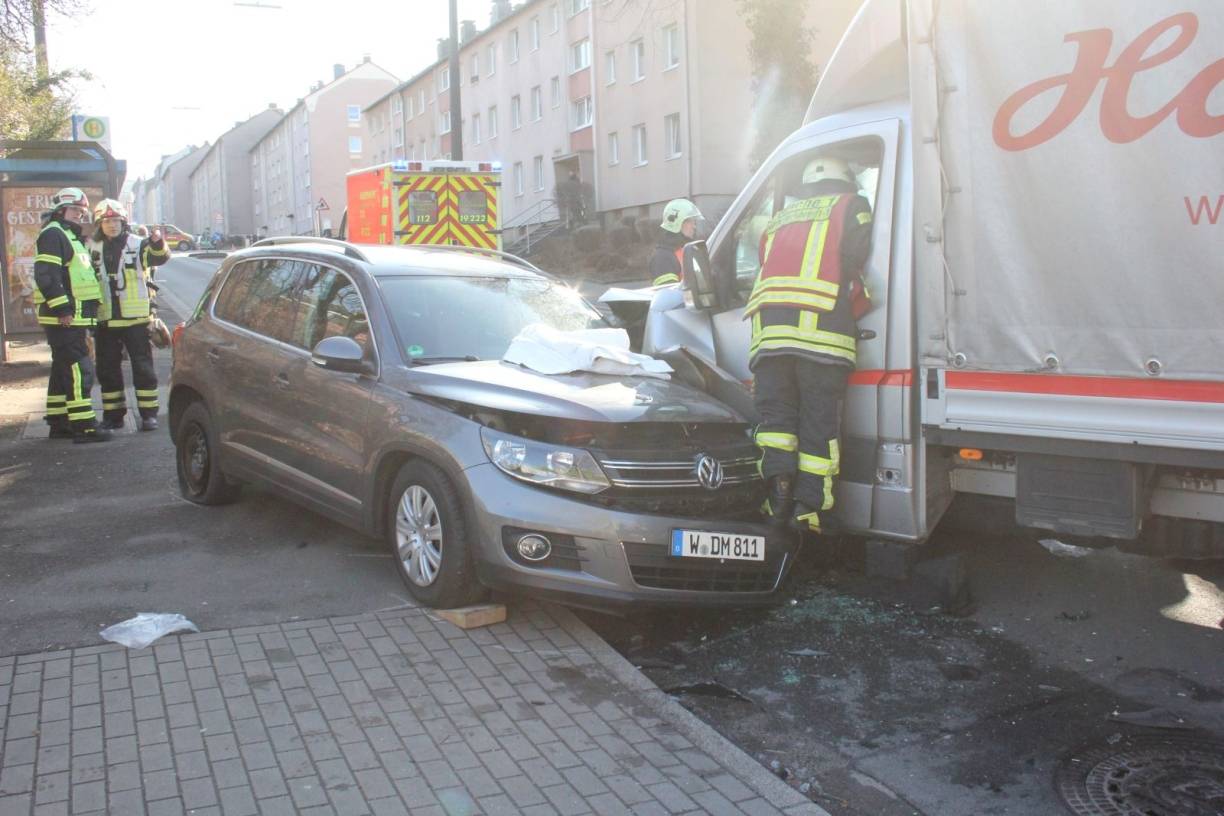 Autos stoßen frontal zusammen