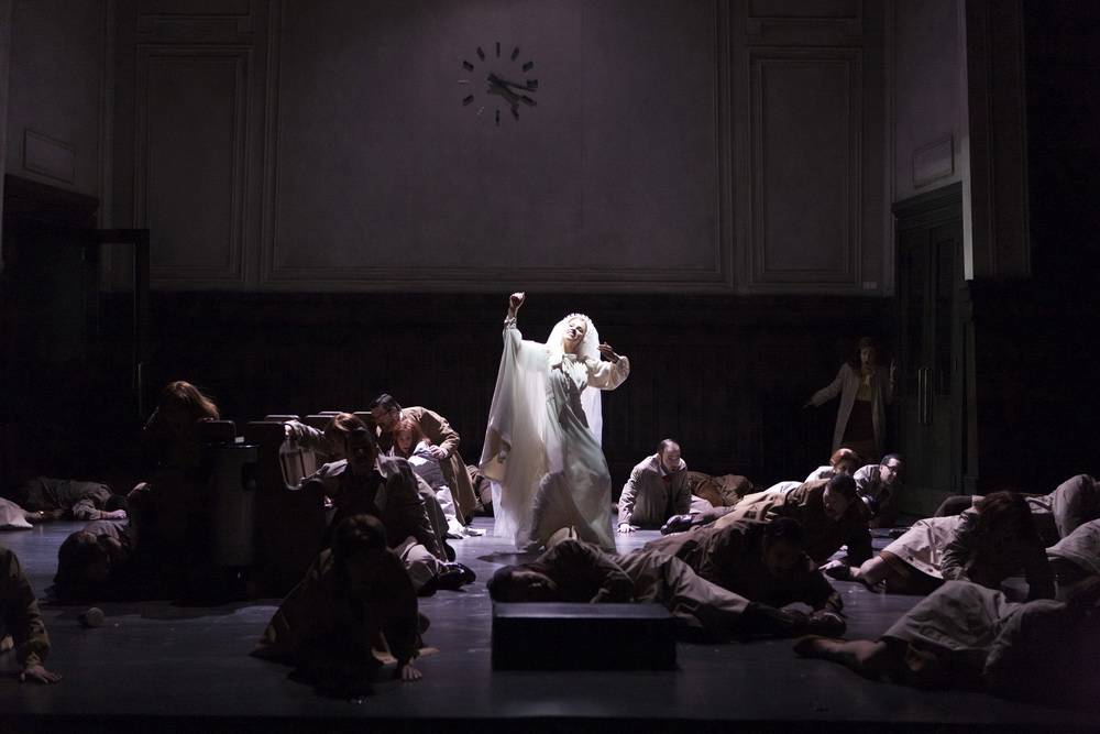  Sonntag um 18 Uhr hebt sich im Opernhaus erstmalig der Vorhang für die Oper „AscheMOND“. 