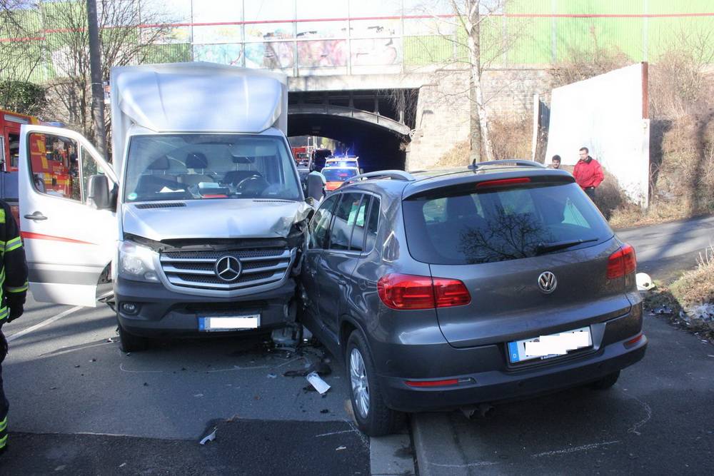  Beide Wagen wurden stark beschädigt. 