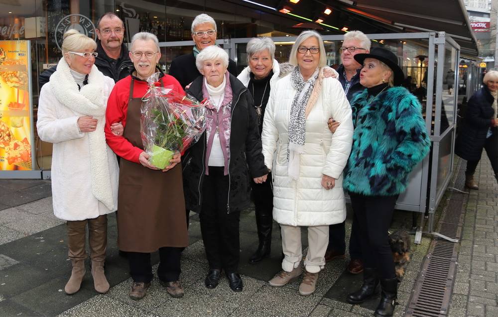  Die Freitagsgruppe verabschiedet „ihren“ Nunzio (3.v.li.) mit Blümchen und vielen guten Wünschen. 