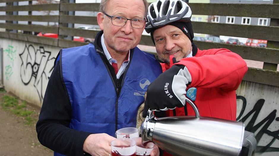 Georg Wulf, Vorstandschef des Wupperverbandes, bekommt einen eingeschenkt - einen...