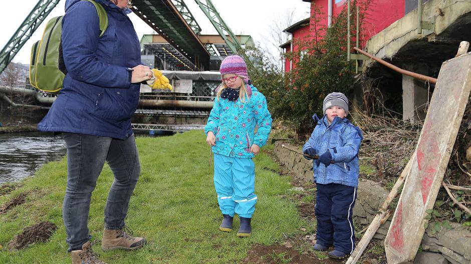 An die Arbeit! Die Wupper muss doch sauber...