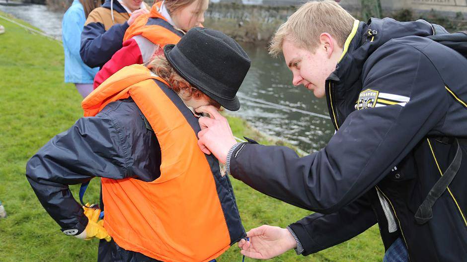 Schwimmweste an und ab...