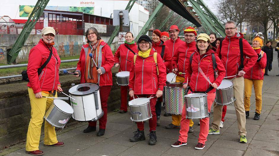 Die Trommler von Pulsacao heizten den Helfern vom Wupperufer aus...