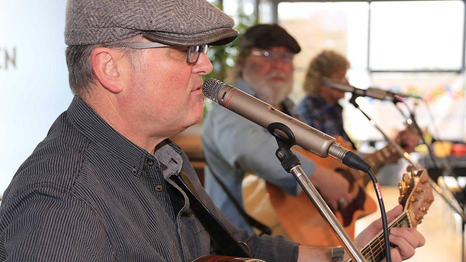 Nach dem Wupperputz gabe es eine tolle Helferparty in der Aula der Gesamtschule Barmen....