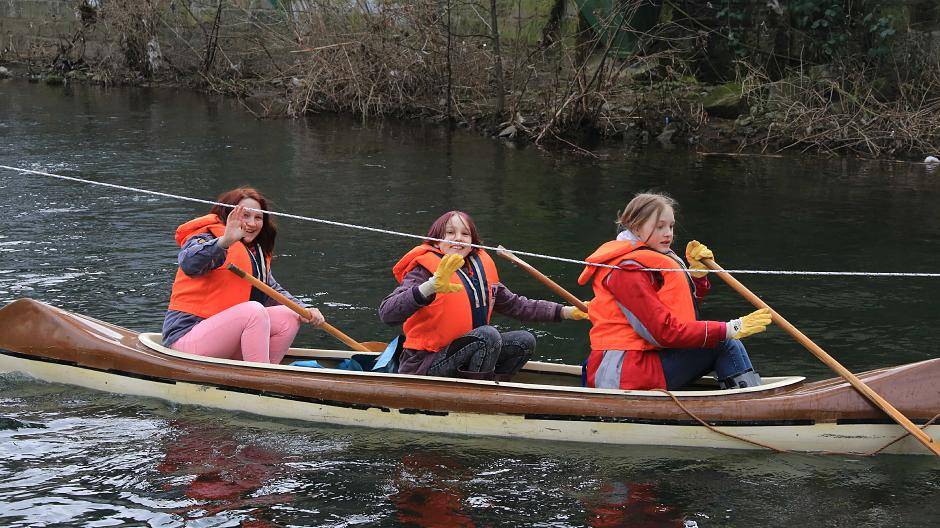 Die Pfadfinderinnen der Schwalbe machen auch im Wasser eine gute...