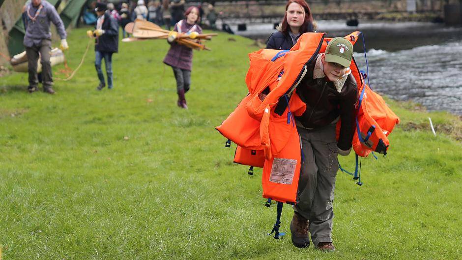 Erst einmal muss jede Menge Material ans Ufer gebracht...