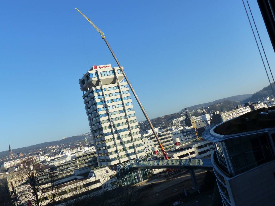  Ein über 17 Meter langer langer Kran wechselt die Aggregate auf dem Sparkassendach aus.  