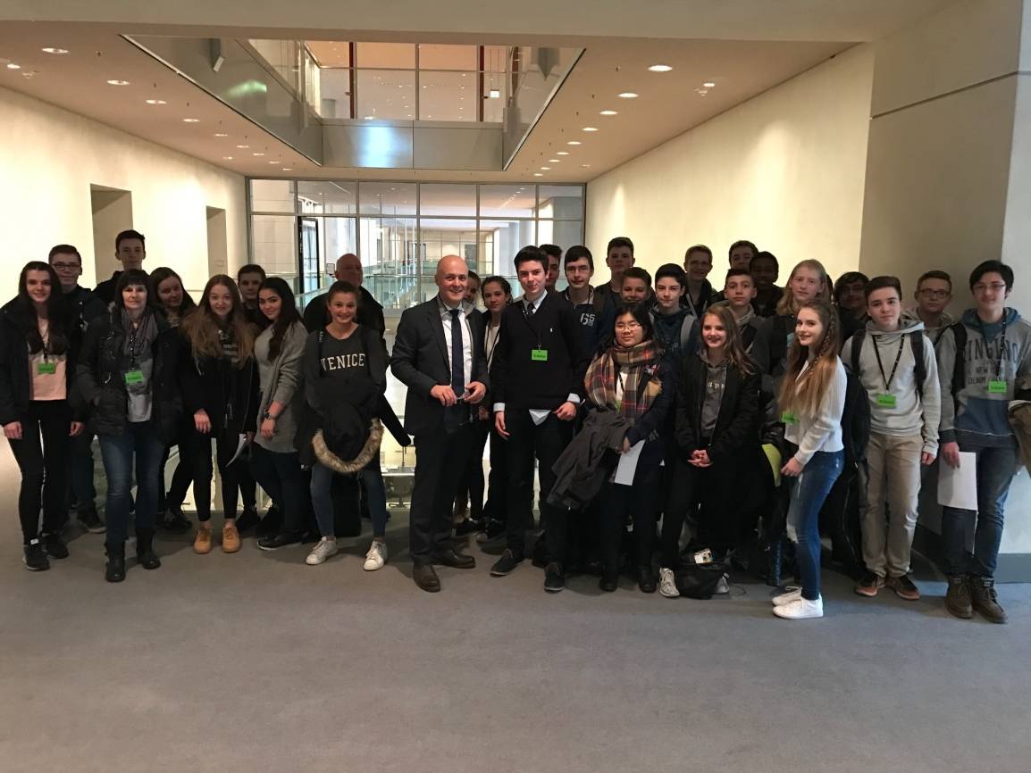  Die Schüler konnten die Plenardebatte zur Neustrukturierung des Bundeskriminalamtsgesetzes, zu der Bundesinnenminister Thomas de Maiziére die Eingangsrede hielt, mitverfolgen.  