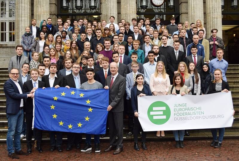 Schüler verwandeln Ratssaal in EU-Parlament