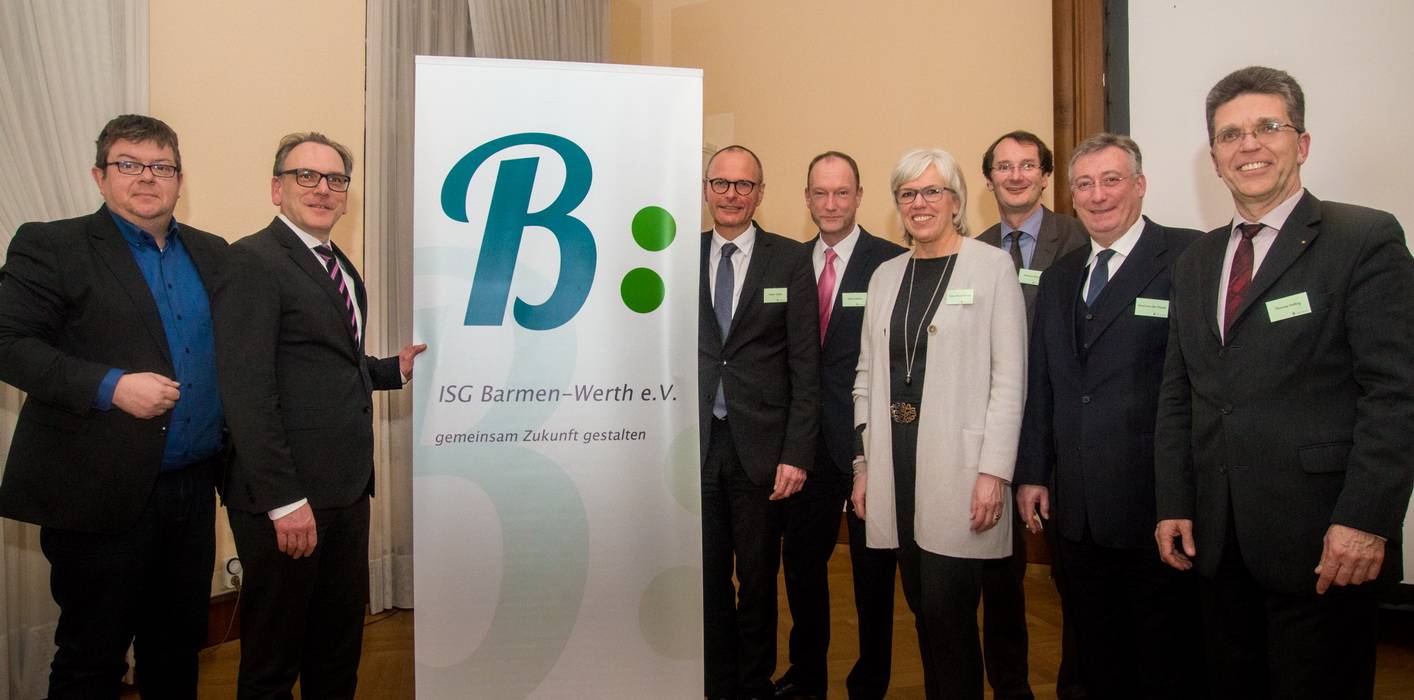  Optimistisch (v.li.): Beigeordneter Frank Meyer, Oberbürgermeister Andreas Mucke und rechts vom Rollup aus dem ISG VorstandVolker Postler, Oliver Alberts, Petra Brune-Ressel, Mathias Wewer, Gerd von der Heyde und Thomas Helbig- 