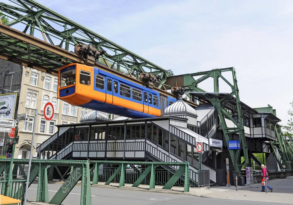  Die Schwebebahn-Station Landgericht. 