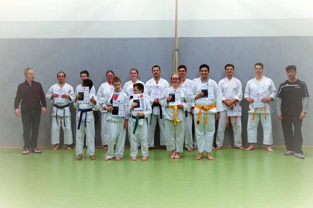  14 Nachwuchskämpfer des Karate-Clubs Wuppertal haben die Prüfung zum Kyu-Grad bestanden - sehr zur Freude der Meister Savitar Richard Veynar und Günter Rachel. Weitere Infos, auch zu den Trainingszeiten, gibt es unter www.karateclubwuppertal.de 