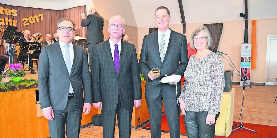  Beim Neujahrsempfang des Langerfelder Bürgervereins trafen sich Oberbürgermeister Andreas Mucke und sein Vorgänger Peter, der jetzt Träger der „Goldenen Spule“ ist, sowie Bürgervereins-Chefin Margret Hahn und ihr Stellvertreter Siegfried Blaschke (Zweiter von links). 