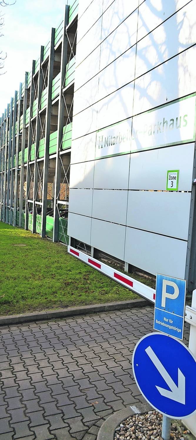  Dieses neue Parkhaus für Helios-Mitarbeiter soll helfen, den Autostress im Gebiet rund um das Krankenhaus zu verringern. 