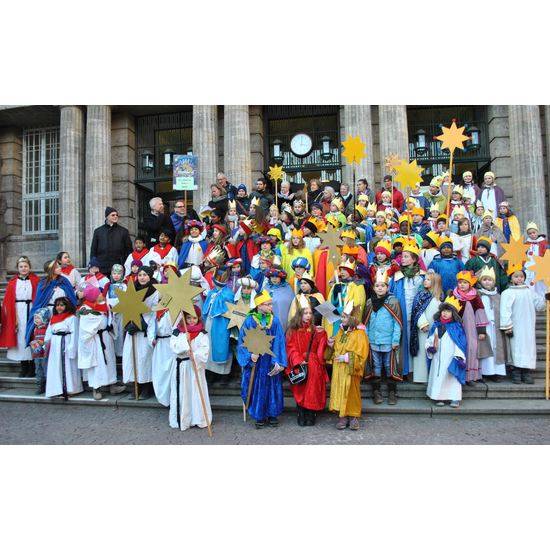  Die Sternsinger auf der Rathaustreppe. 