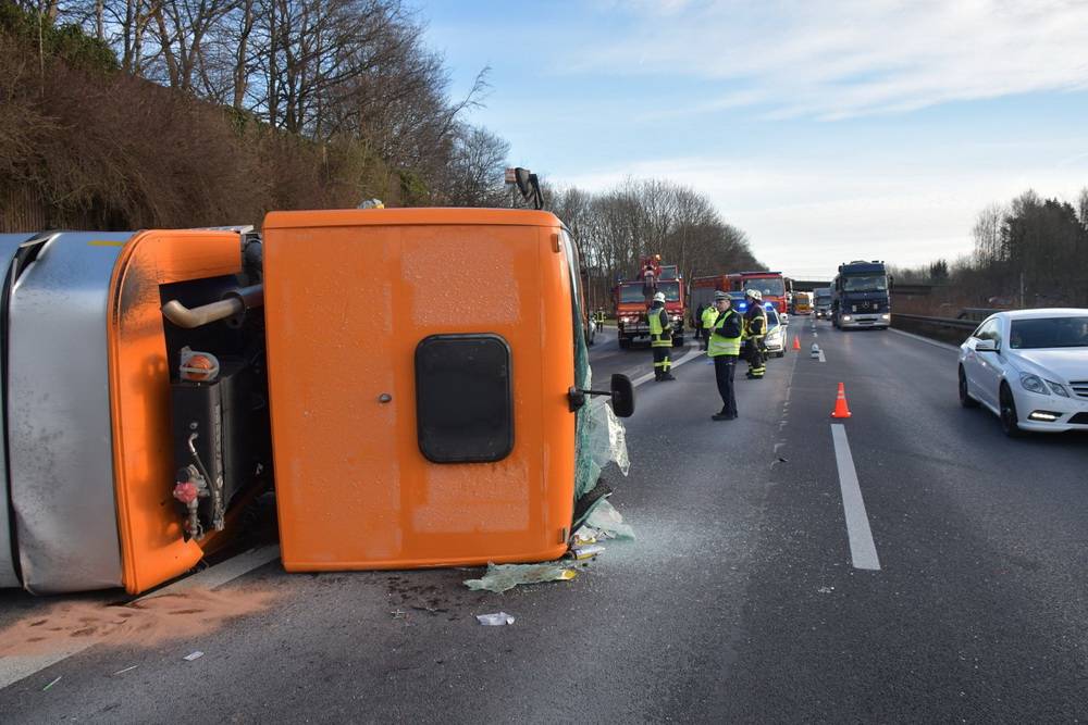  Der Müllwagen wurde von einem Kran wieder aufgerichtet und dann abgeschleppt. 