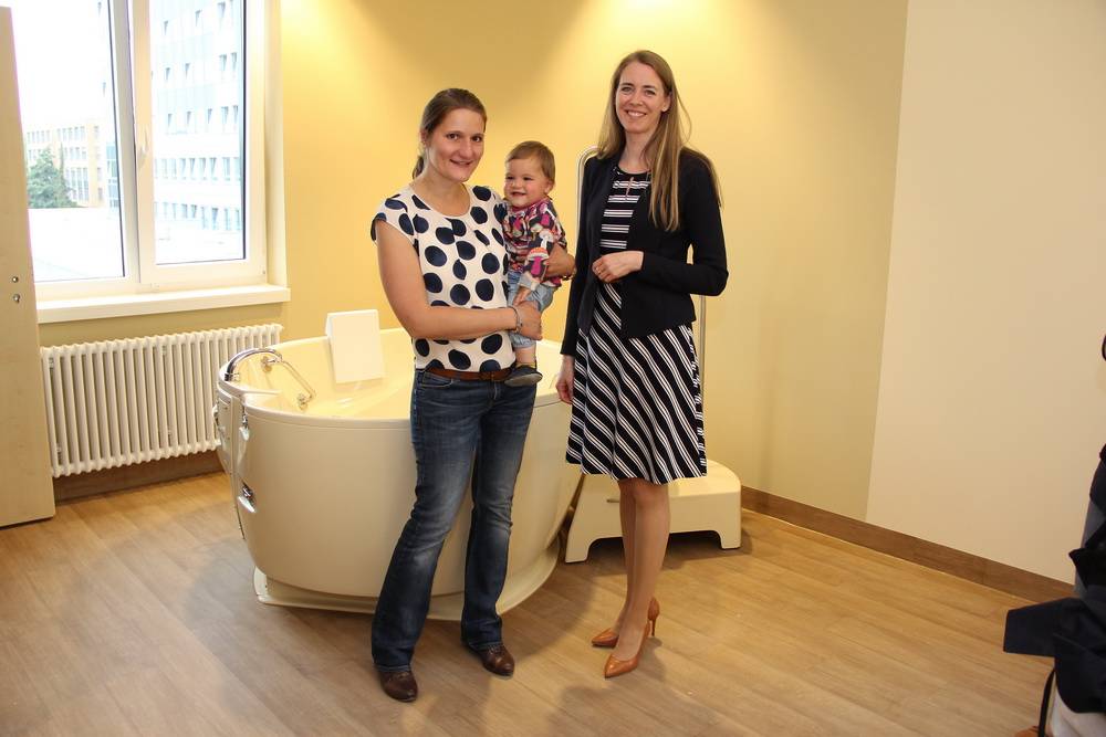  „Ich könnte mir gut vorstellen, mein drittes Kind hier zu bekommen“, erklärt Gwendolyn Vogt (mit Tochter Mara) Manuela Lieber (re.), die das Feng-Shui-Konzept entworfen hat. Vogt gefällt besonders, „dass jeder Kreißsaal seinen individuellen Charakter hat“, der nach ihrer Einschätzung „auf seine ganz spezielle Art bei der Geburt unterstützt.“ 